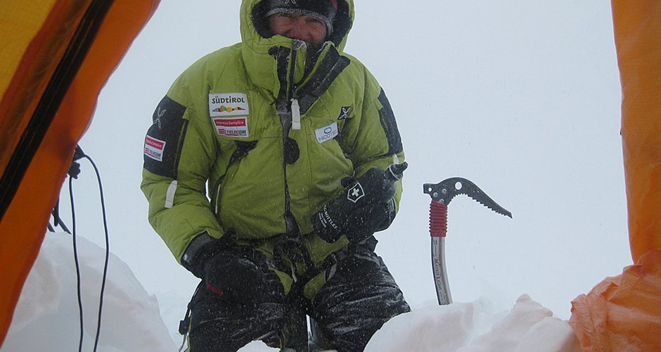 Hans Kammerlander vor dem Zelt bei der Mount Logan Besteigung