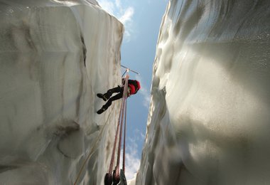 Blick aus einer Gletscherspalte (Foto: Peter Veider)