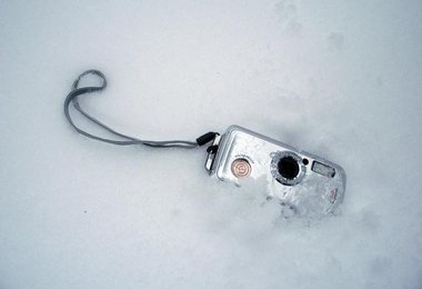 Die Kamera darf ruhig mal in den Schnee fallen.