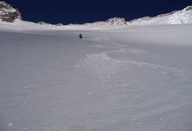 Skiabfahrt mit NW Flanke im Hintergrund