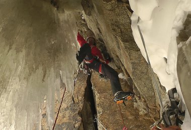 Ines Papert  bei der Erstbegehung der Quantum of Solace (c) Franz Walter |visualimpact.ch