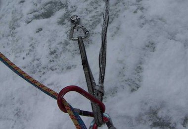 Stand im Eis - jeweils ein Karabiner oben in den Eisschrauben