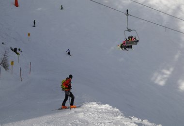 Tourengeher auf der Piste sind im Grunde auch ein psychologisches Problem für die Liftbetreiber - viele Skifahrer sehen, dass es auch etwas anderes gibt und steigen auf das Tourengehen um (auf machen Pisten gibt es schon mehr Tourengeher als Skifahrer...)