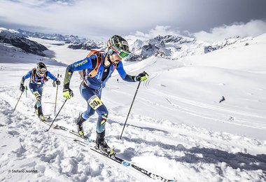 Mit Ausrüstung von Camp bei einem alpinen Skitourenrennen; Foto: Stefano Jeantet