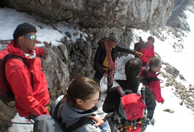 Dort müss‘ ma hin.- Hüttenwirt und Bergführer Hans Gapp zeigt die Position seiner Hütte