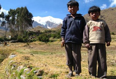 Kinder im Estanzia Una - im Hintergrund der Illimani 6.462m