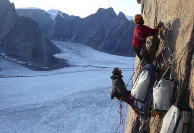 Olive und Sean bei einer Haulingpause am Mt. Asgard © Stephane Hanssens