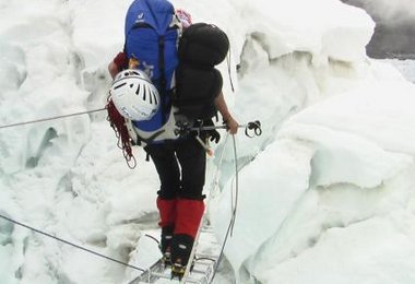 Gerlinde im Abstieg im Eisbruch; Foto © R.Dujmovits