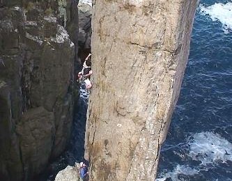 Ryan Graney in der zweiten Seillänge der Freeroute (7b); Foto Florian Bub