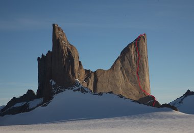 Routenführung von "Eiszeit" (750m, 7+/ A4) in der Westwand des Holtanna