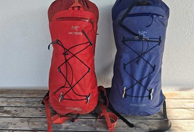 In Rot das alte Modell und in Viola der etwas größere, neue Arcteryx Alpha FL 30 Rucksack