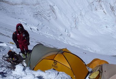 Tiefblick beim Abbau unseres Zeltes in Lager IV Bild © D. Göttler