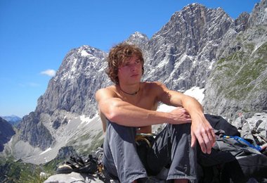 Stefan am Türlwandspitz. Im Hintergrund die Dachstein-Südwand