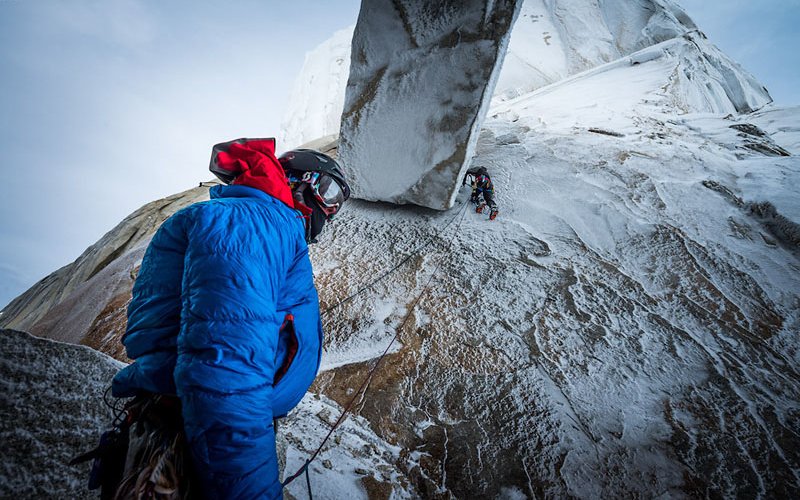 Ralf Weber klettert, gesichert von Stephan Siegrist, die erste Seillänge der Route 'Exocet' vom Col Stanhardt weg. Die Wand ist völlig mit Rauhreif-Eis überzogen.  Foto: visualimpact.ch | Thomas Senf