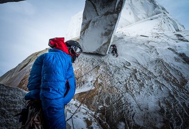 Ralf Weber klettert, gesichert von Stephan Siegrist, die erste Seillänge der Route 'Exocet' vom Col Stanhardt weg. Die Wand ist völlig mit Rauhreif-Eis überzogen.  Foto: visualimpact.ch | Thomas Senf