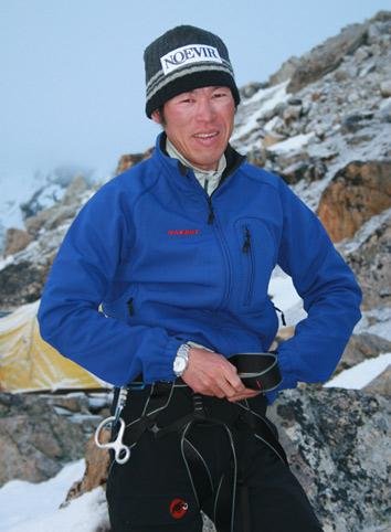 Hiro beim Anlegen seines Klettergurtes; Foto: Nathalie Steinlechner