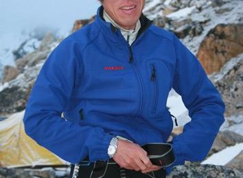 Hiro beim Anlegen seines Klettergurtes; Foto: Nathalie Steinlechner