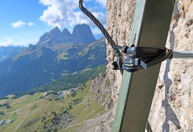 Die Leitern der Ferrata auf dem Nordgrat wurden mit Kabelbindern befestigt... 