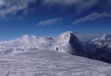 Beginn des Abstiegs auf der Schulter – auch am Broad Peak gegenüber beginnt sich eine „Haube“ zu bilden