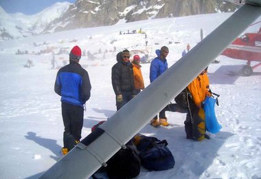 Startpunkt der Denali Besteigung der Landestreifen am Kahiltna Gletscher 2.180m