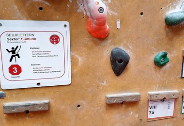 Die Anzahl der Personen ist den Abstandsregeln angepasst - Kletterhalle Wien