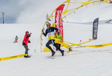 Karl Egloff beim Zieleinlauf nach dem Elbrus (c) Irina Kurmanaeva / Red Fox 