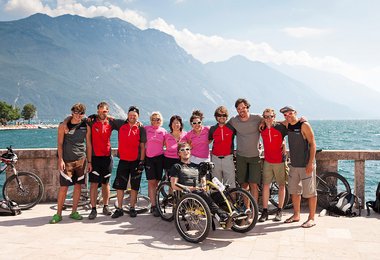 Glücklich angekommen: Das Team von Felix in Riva am Gardasee. Foto: Simon Toplak