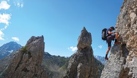 Einer der steile Pfeiler im Mittelteil - Elferkofel Klettersteig im Stubaital