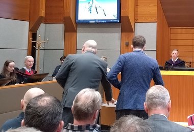 Links der Staatsanwalt Johann Frischmann, in der Mitte führt der Verteidiger Kurt Jelinek den Angeklagten Thoms P. in den Zeugenstand und hinten Richter Norbert Hofer. 