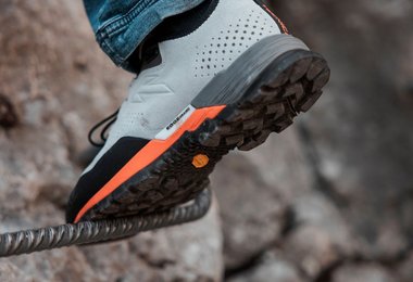 Welcher Schuh für Klettersteige? -  Auf Klammern stabilen Halt geben.