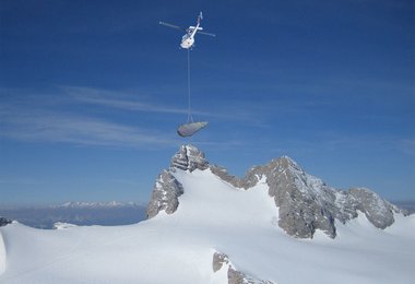 Felsblock fliegt per Hubschrauber auf den Gipfel