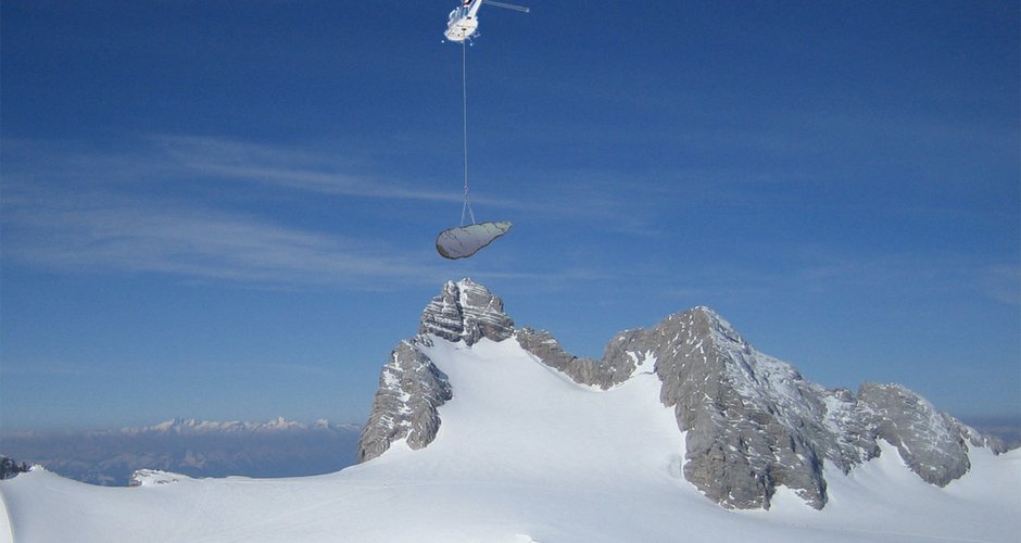 Felsblock fliegt per Hubschrauber auf den Gipfel