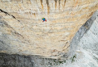 Alex Honnold soloing the Yellow Wall on the Cima Piccola, Dolomites (c) Renan Ozturk / Red Bull Content Pool