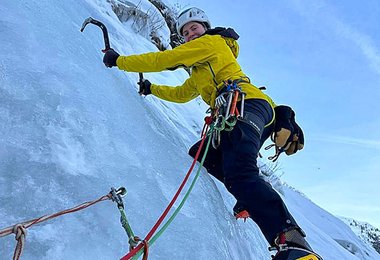 Auch beim Genuss-Eisklettern macht das Klettern mit der technischen Petzl Ausrüstung Spaß.