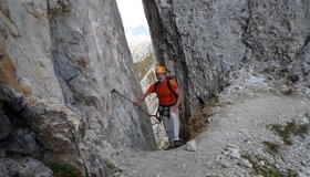 Der Spalt am Ende der Via ferrata Gino Badia