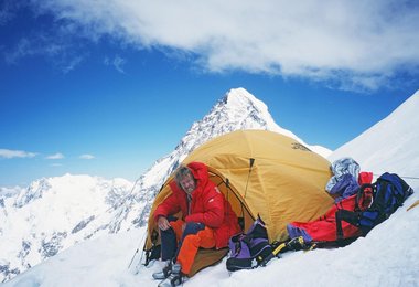 Edi Koblmüller im Lager 3 bei der Besteigung des Broad Peak (8047 m), Pakistan, 1999