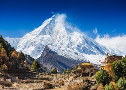 Der Manaslu, 8163 m, erhebt sich majestätisch über dem Kloster von Lho. (Foto: Planet Watch)