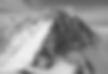 Der Lhotse vom Everest aus gesehen. Rechst unter dem Gipfel sieht man gut das Lhotse Couloir (c) Walter Laserer
