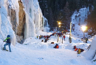 Der große, perfekte Eispark bietet viele Möglichkeiten zum Klettern.