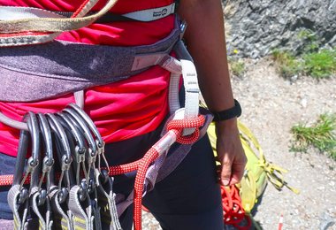 Der Anseilring des Petzl Selena - mit einer gefädelten Standschlinge.