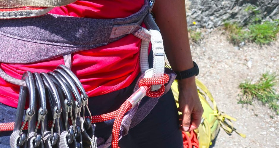 Der Anseilring des Petzl Selena - mit einer gefädelten Standschlinge.