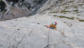 An den steilen Platten der Routen „Hasenalarm“; Foto: Johannes Reiter