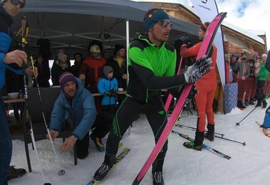 Martin Schneider beim Fellwechsel (bei dem seine Stöcke gehalten werden).