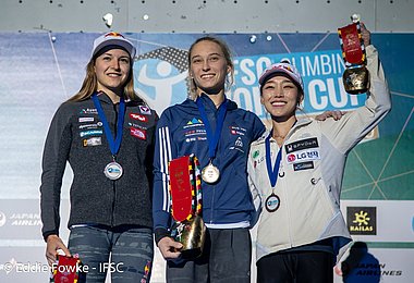 Das Damenpodium beim Weltcup in Villars - 1. Garnbret, 2. Pilz, 3. Kim. (Foto: Eddie Fowke - IFSC)