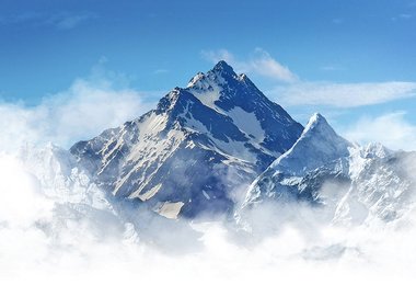 Der Großglockner ist mit 3.798 m der höchste Dreitausender in Österreich. An seiner Nordseite steht das Glockner-Biwak.