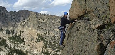 Mike klettert in "The tusk" 5.11b, Sawtooth