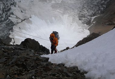 David beim Abseilen – unter ihm der Kegel „unserer“ Begrüßungslawine