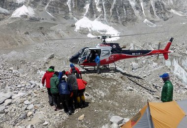 Ein Verletzter wird vom Medizinzelt nach Kathmandu ausgeflogen. Foto: Matthias Baumann