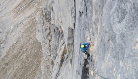 Seillänge 3 (7+) mit el grande Schuppo im Hintergrund