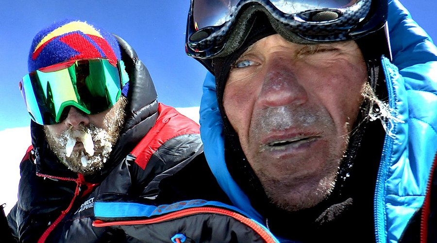 Zdeněk Hák  und Marek Holeček völlig erschöpft am Gipfel des Gasherbrum I, 2017 (c) Marek Holeček